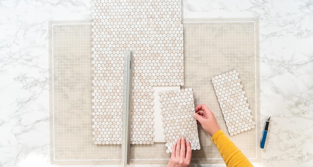 Creare un elegante backsplash con piastrelle stacca e incolla