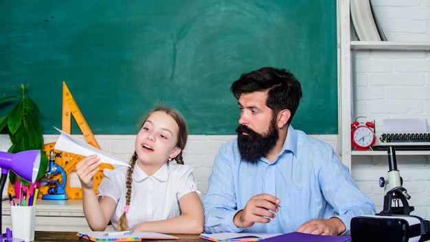 Creare una comunità di studenti Insegnante e studentessa Pedagogo uomo barbuto e allievo che si divertono Sviluppare studenti premurosi che stanno attivamente crescendo e raggiungendo il tempo libero Gli studenti della scuola