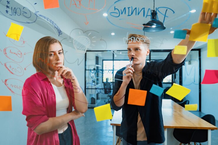 Foto creativi uomini d'affari che discutono sulla risoluzione di problemi di marketing immacolati