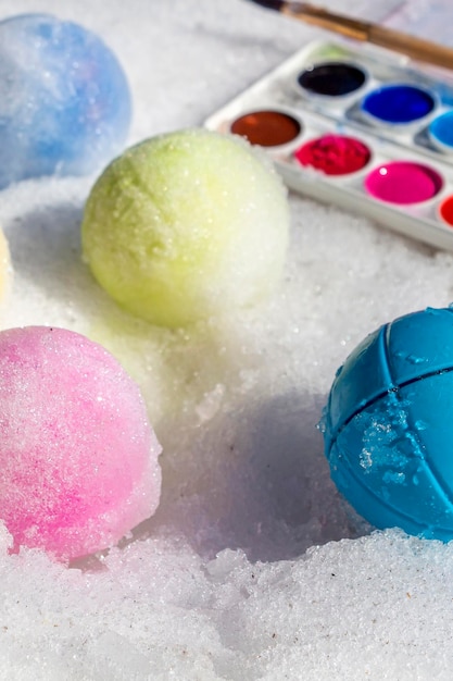 Creatività dei bambini. Fare palle di neve colorate con il creatore di palle di neve e vernici multicolori, acquerello. Giochi invernali educativi. Sviluppo del bambino. Tempo divertente in famiglia.