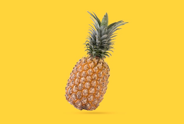 Creativo ananas maturo su sfondo giallo. frutta per tropicale.