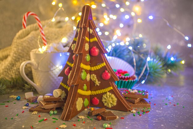 Creativo cioccolato artigianale fatto a casa a forma di albero di Natale con decorazioni