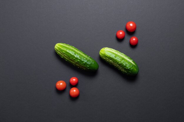 Creativo di pomodoro e cetrioli, cibo creativo.