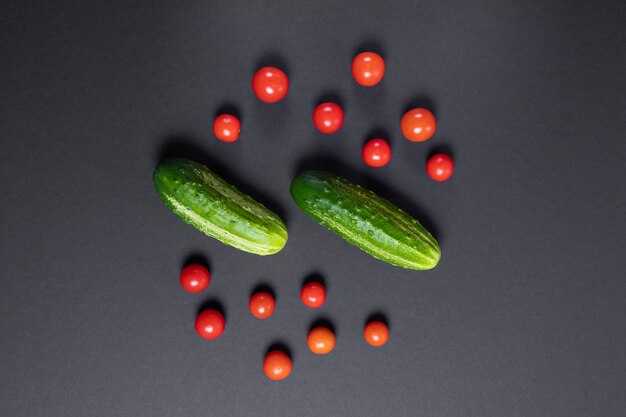 Creativo di pomodoro e cetrioli, cibo creativo.