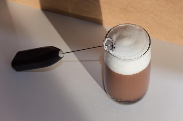 Creatore di schiuma di latte. Mini frullatore, cappucci per caffè, latte