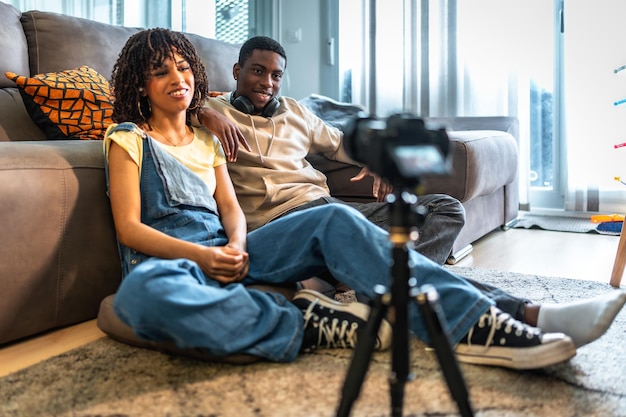 Creatori di contenuti che registrano video blog a casa