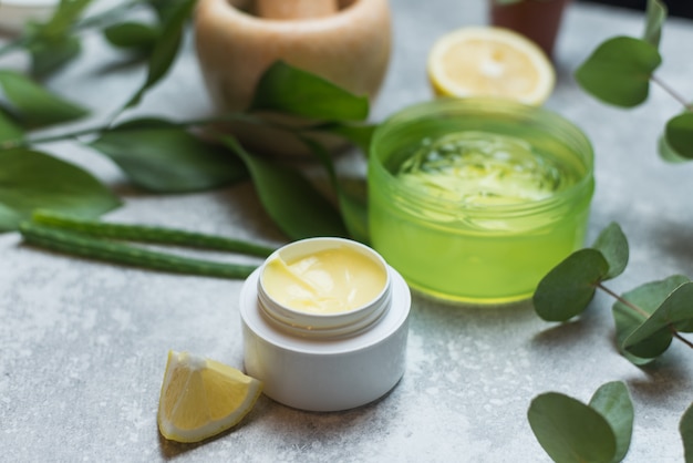 Creazione di cosmetici naturali da piante, naturali