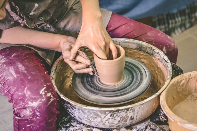 Creazione di prodotti ceramici di primo piano di argilla bianca.