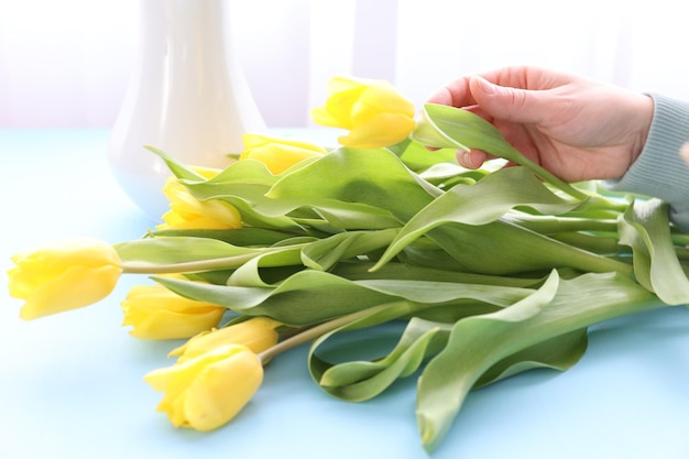 Creazione di un bouquet di tulipani gialli