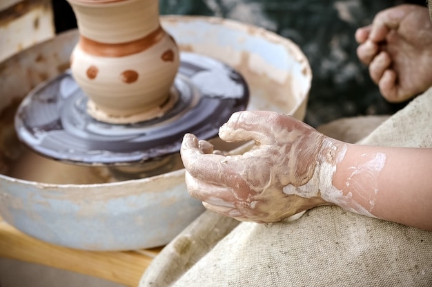 Creazione di vaso di primo piano di argilla bianca.