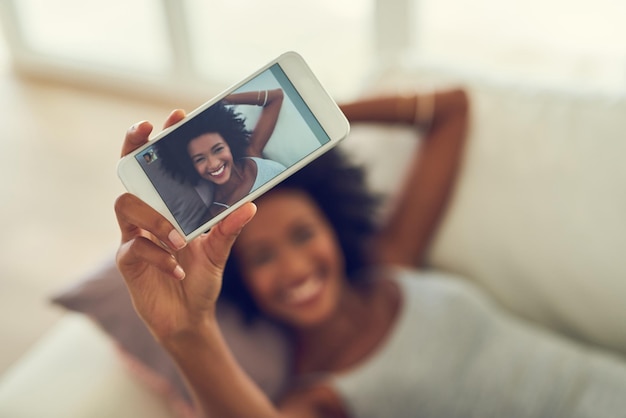 Credi nel tuo selfie Scatto ritagliato di una giovane donna che scatta una foto di se stessa