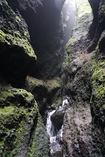 Creek nella grotta di Raudfeldsgja sulla penisola di Snaefellsnes in Islanda