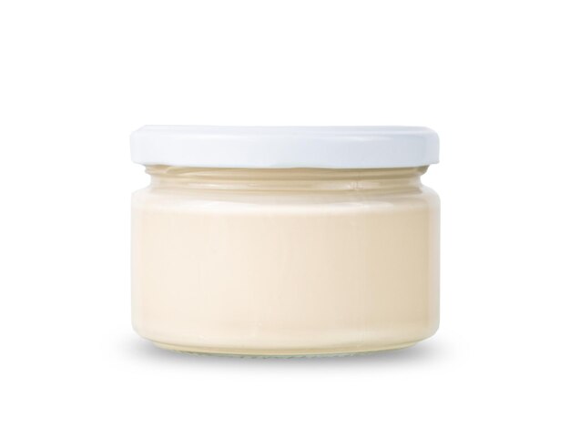 Crema acida di prodotti lattiero-caseari naturali crema o salsa di yogurt greco isolata su uno sfondo bianco concetto di modello di barattolo di vetro vuoto per la pubblicità di un prodotto agricolo sano