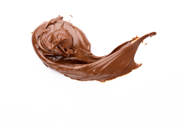 Crema al cioccolato isolato su sfondo bianco