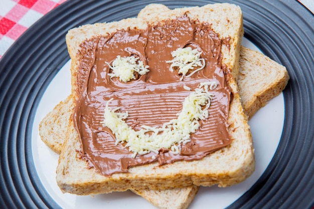 Crema al cioccolato sparsa sul pane con la faccia buffa