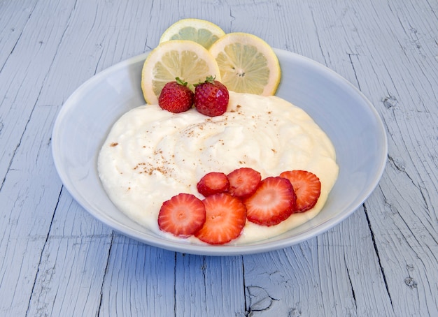 Crema al limone con fragole