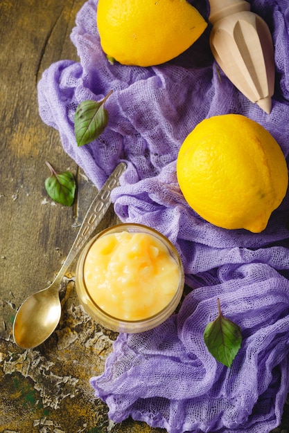 Crema al limone e limoni freschi