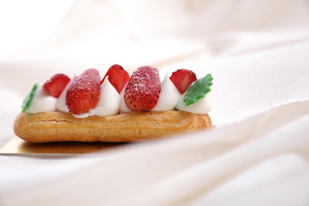 Crema choux alla fragola isolata su fondo bianco