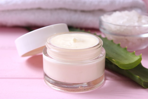 Crema con aloe vera su fondo chiaro aloe vera skin care