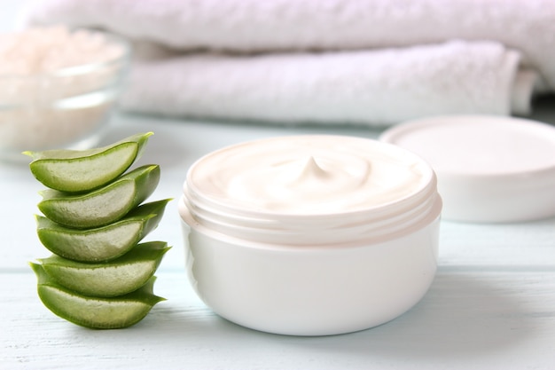 Crema con aloe vera su fondo chiaro aloe vera skin care