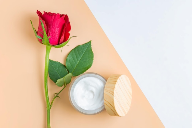 Crema cosmetica bianca su sfondo beige Lozione per la cura della pelle siero viso Vasetto bianco di crema viso o corpo Vista dall'alto con spazio per la copia