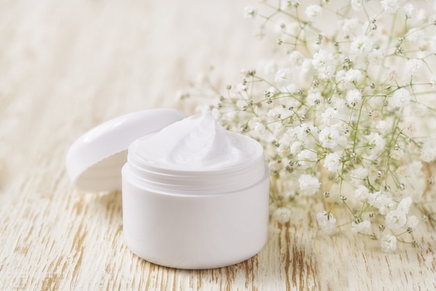 Crema cosmetica detergente per la pelle o lozione termale vitaminica, una crema idratante antirughe naturale a base di erbe organiche.