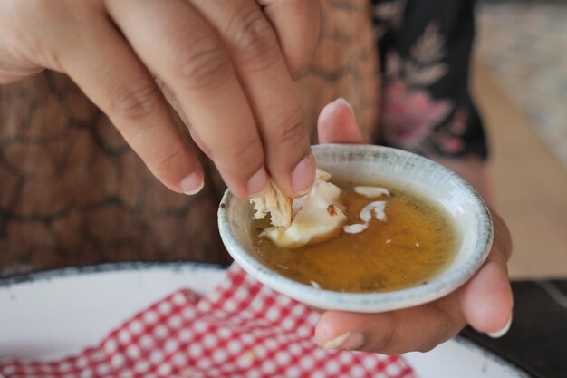 Crema di burro e miele in una ciotola sul tavolo