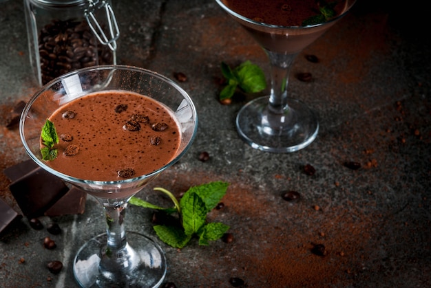 Crema di caffè cocktail, martini al cioccolato con menta sul tavolo di pietra nera