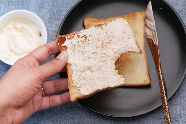 Crema di formaggio a basso contenuto di grassi spalmata su un pane