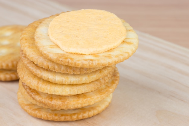 Crema di formaggio cracker sul tavolo di legno