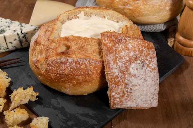 Crema di formaggio dentro pane italiano con crostini, fonduta..
