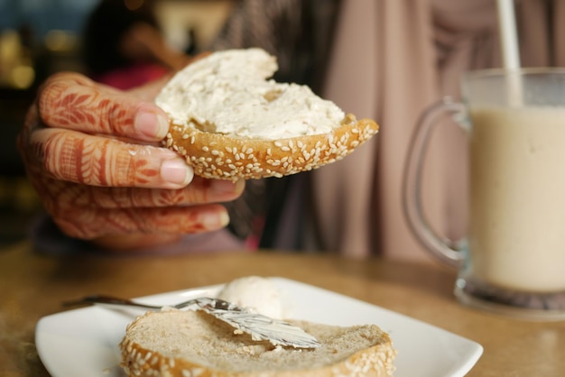 Crema di formaggio spalmata su bagel di pane fresco