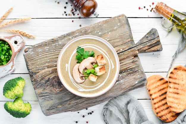 Crema di funghi in una ciotola con pane tostato Alimenti dietetici Vista dall'alto