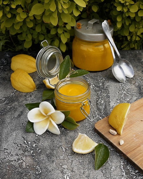 Crema di limone mango cagliata sul tavolo in pietra con fiore tropicale e fetta di limone