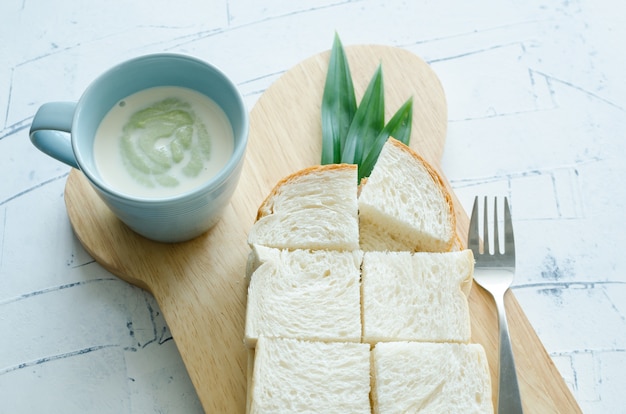 Crema di pane al vapore e foglia di Pandanus.