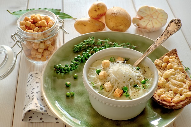 Crema di patate fatta in casa con crostini, servita con pane tostato con formaggio