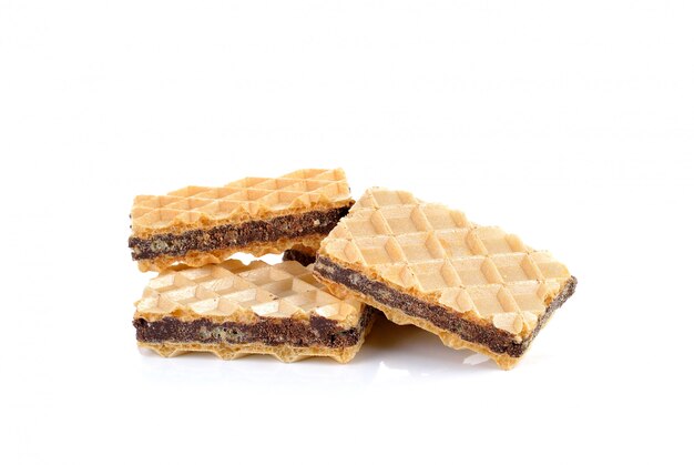 Crema di wafer dolce con cioccolato isolato su bianco