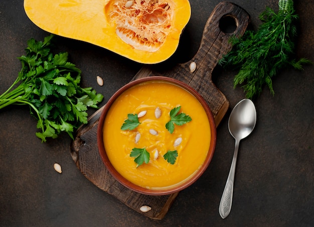 Crema di zucca con semi ed erbe. cibo salutare