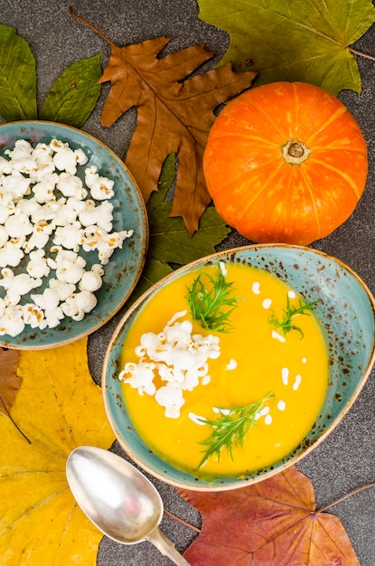 Crema di zucca di stagione con popcorn.