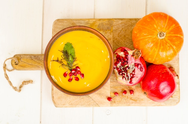 Crema di zucca speziata con carote e melograno.