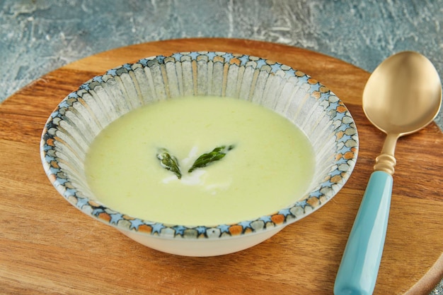 Crema di zuppa di asparagi in piatto su fondo di legno