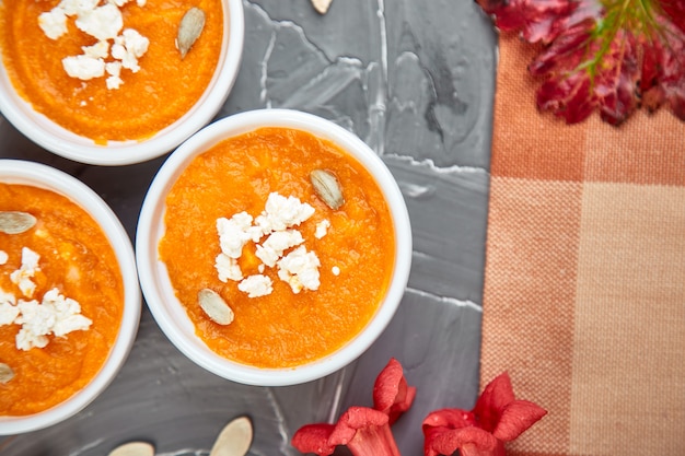 Crema di zuppa di zucca o soufflé. Giorno del Ringraziamento.