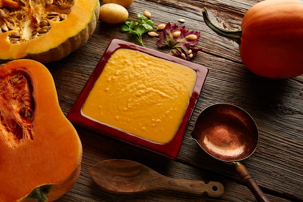 Crema di zuppa di zucca su legno