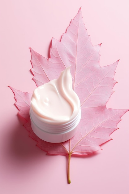 Crema e foglia naturale per la cura della pelle su sfondo rosa pastello