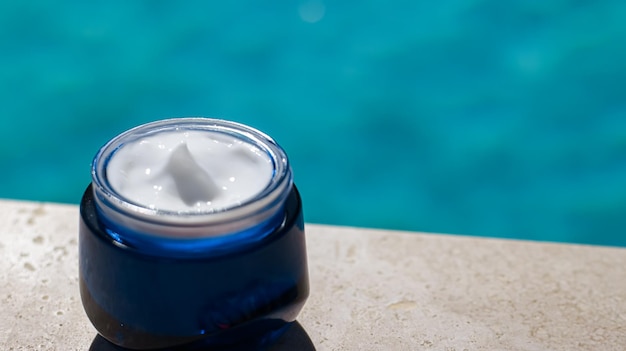 Crema idratante di bellezza per la cura della pelle e cosmetici spa a bordo piscina in estate prodotto cosmetico e cura della pelle