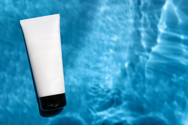 Crema idratante in tubo e superficie dell'acqua bellezza mock up skincare spa e concetto cosmetico and