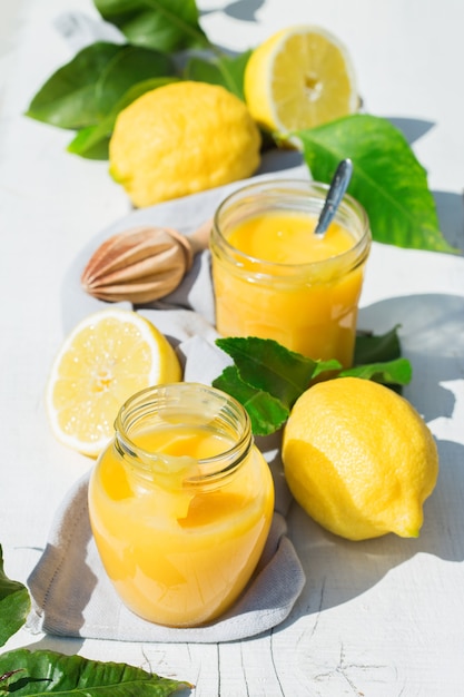 Crema pasticcera al lemon curd fatta in casa con frutti gialli