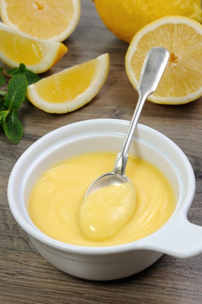 Crema pasticcera al limone su succo di limoneQuesto è un classico che si usa con i toast nelle torte crostate