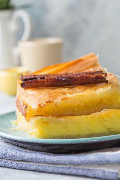 Crema pasticcera di "Galaktoboureko" o bougatsa dolce tradizionale greco cotto in padella con sciroppo. avvicinamento