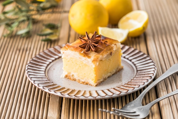 Crema pasticcera di Galaktoboureko o bougatsa Dolce tradizionale greco cotto in padella con sciroppo si chiama torta di Salonicco Fillo fatto a mano farcito con crema di semola dolce